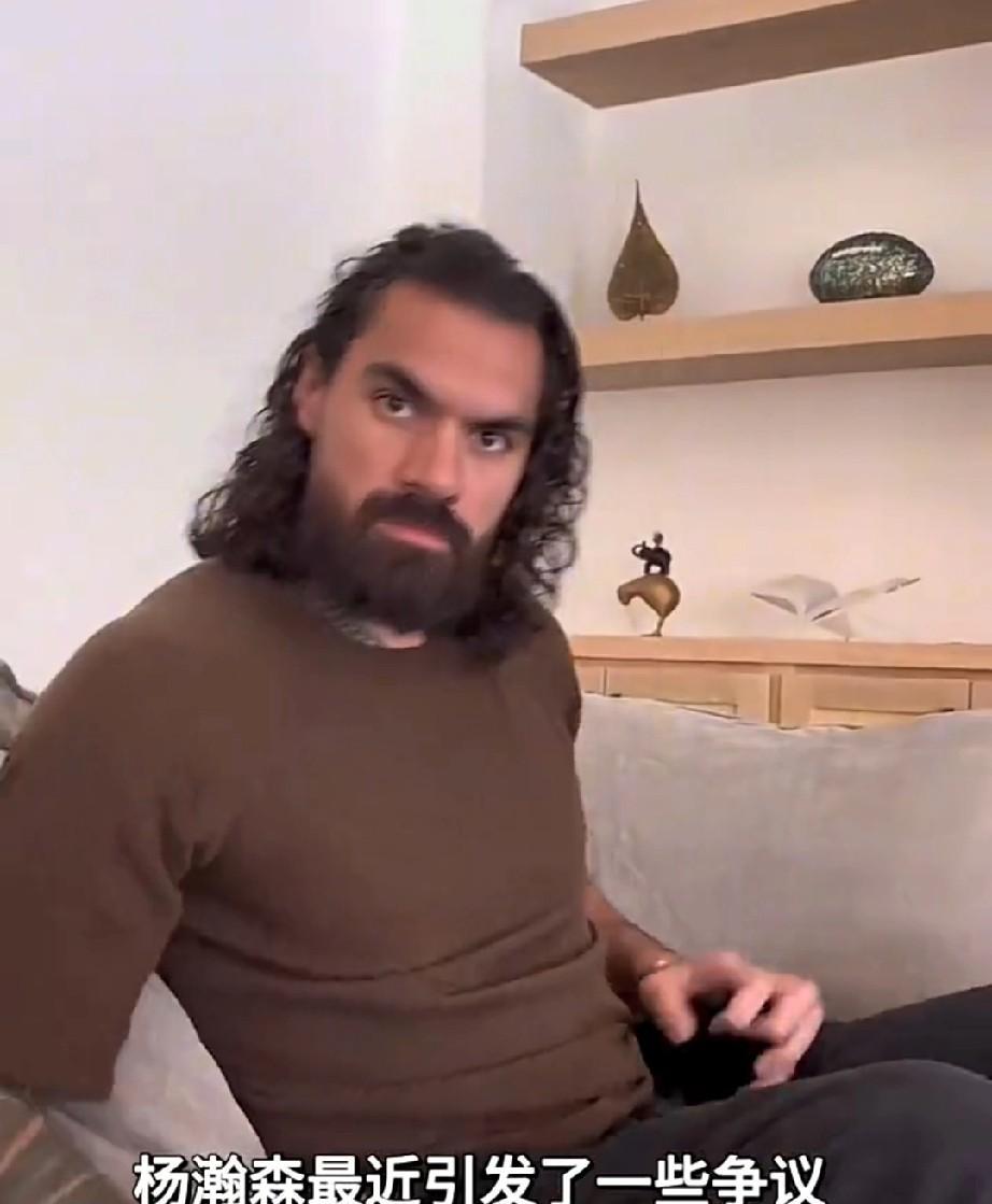 海王亚当斯其实是一个美食家，他在中国行的时候，尝试了很多中国零食，包括辣条等等，