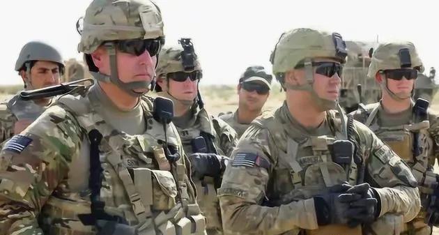 当全世界认为特朗普是个疯子的时候，很多国家被他玩弄于股掌之中。
当全世界认为美国