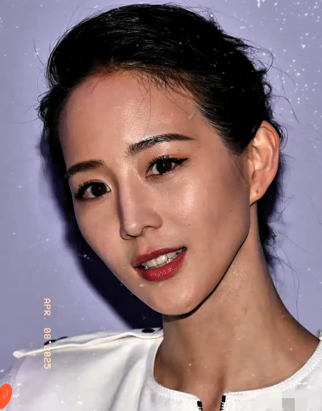 最近张钧甯确实有点烦，但不是因为投资股票损失了862万元，而是因为都43岁了，还