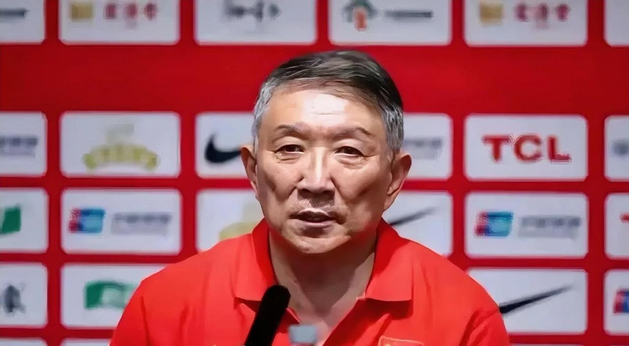 就想问问宫鲁鸣，你有内线王炸组合，为什么总是让队员在外面乱打，只有一个能强突篮下