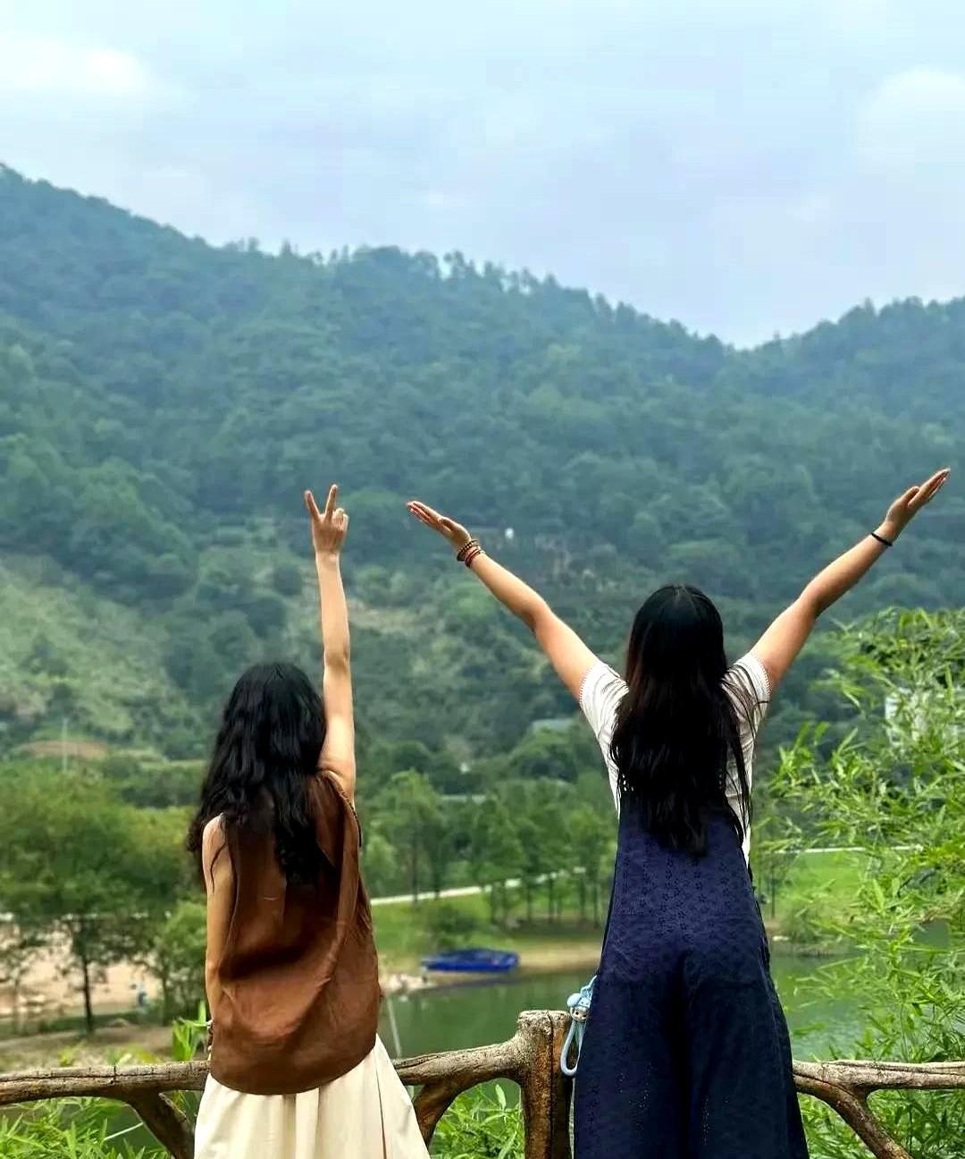 发现一个很奇怪的事情。
表哥家两个女儿，大女儿从小学业优秀，一中毕业考上985大
