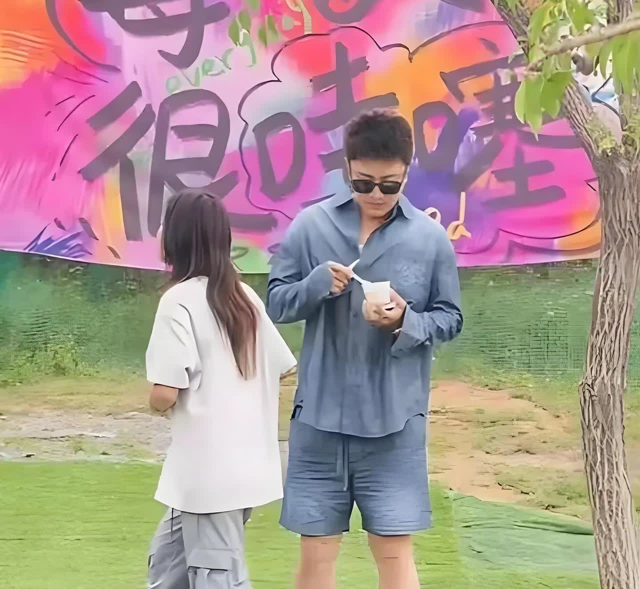 李小璐贾乃亮合体！陪甜馨过六一，女儿像妈妈，网友呼吁复婚吧