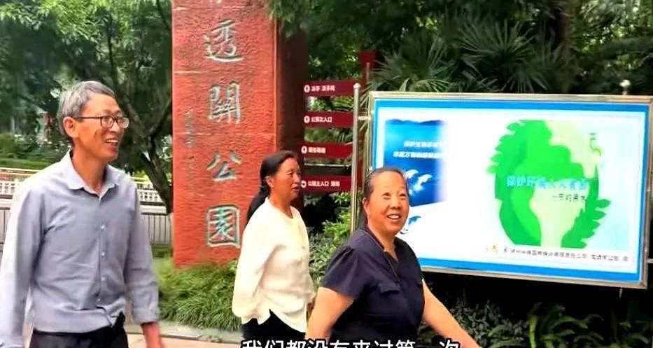 记得幺妈家建房子时，就有很多粉丝看出来了，幺妈家的院子做得太宽，导致留给六妈家的