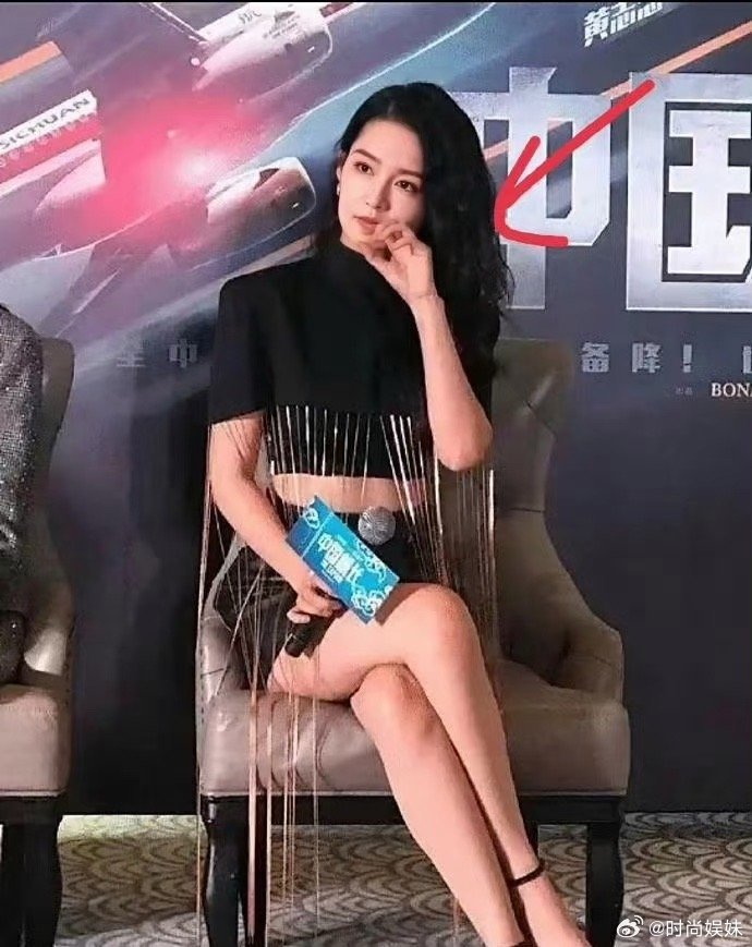 张天爱和李沁坐在一起接受采访 ​​​