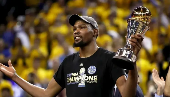 杜兰特的情商实际上很高！

杜兰特盛装参加比尔的婚礼，他身着笔挺的西装，却遭到了