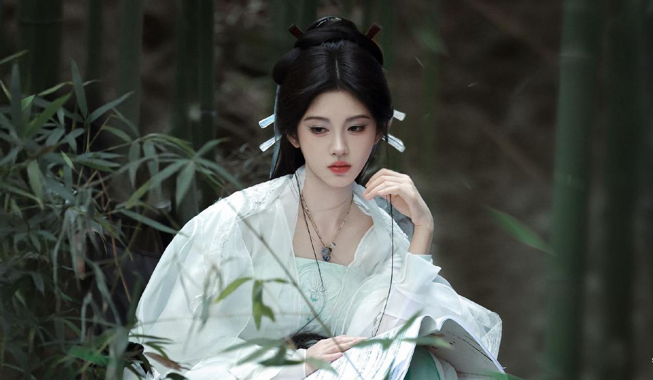 看鞠婧祎在《来战》里的阿黛造型，那种“破茧”的张力真的太戳人了！彻底打破了之前“