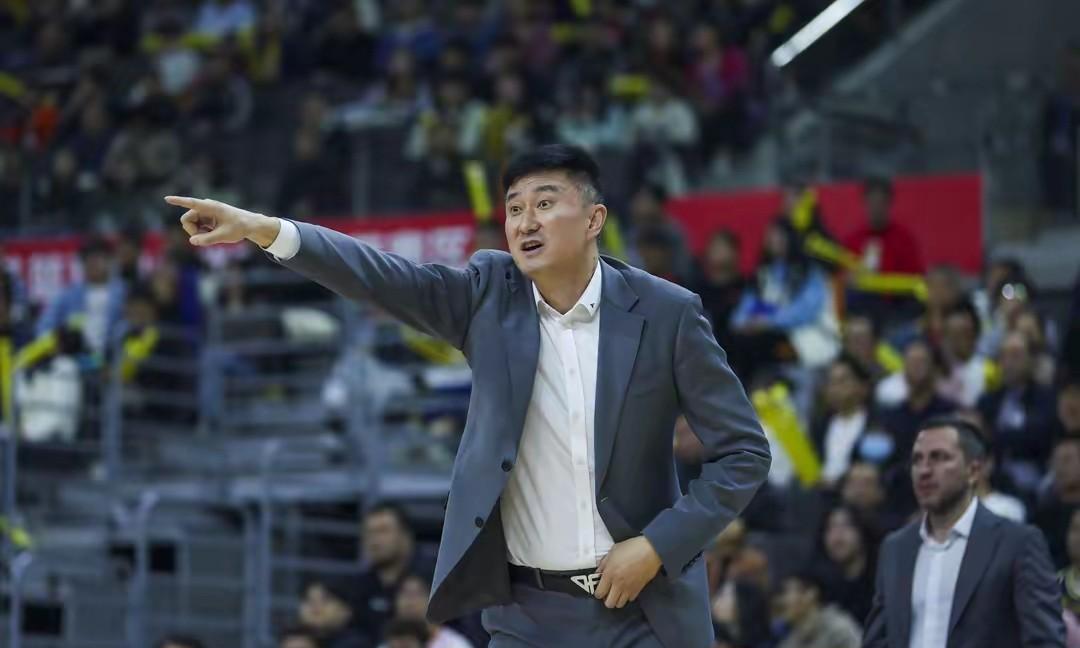 大胆预测一下！
2025-2026CBA常规赛12强排名如下。
1、广东宏远
2