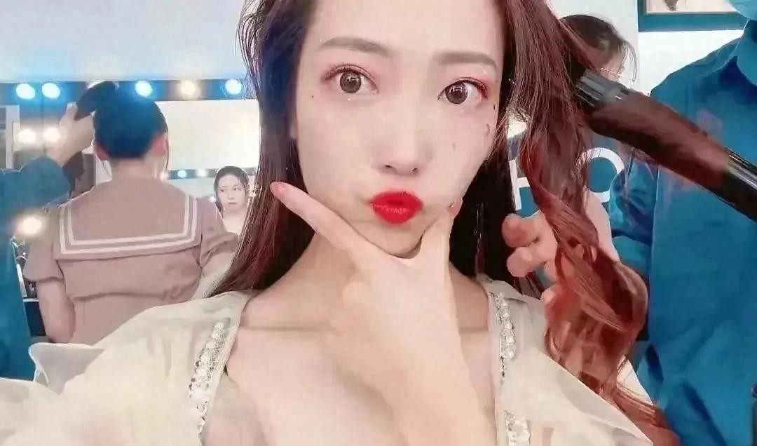 奶凶奶凶的“兔子警官”李语蔚晒日常生活照，美若天仙，很迷人。