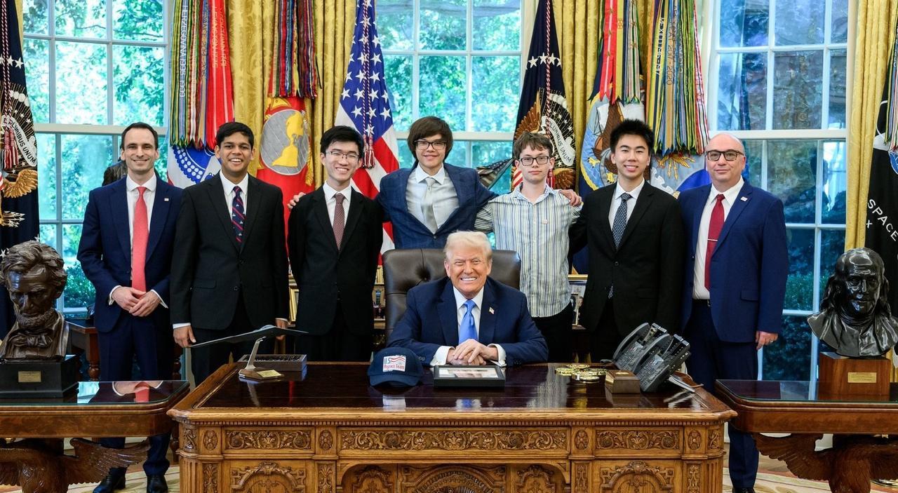 特朗普在白宫与美国物理奥林匹克竞赛代表团合影，这五位青少年皆是顶级天才，拥有着人