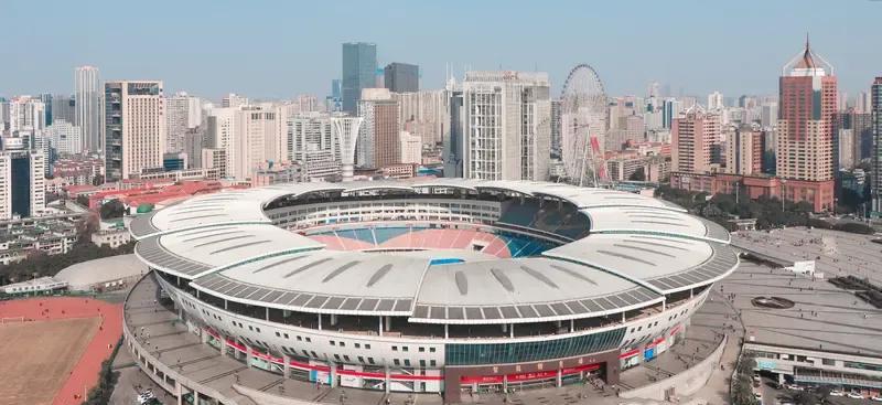 一场高中生比赛，现场观众近6万人。
这不是什么世界决赛，而是日本的高中足球联赛。