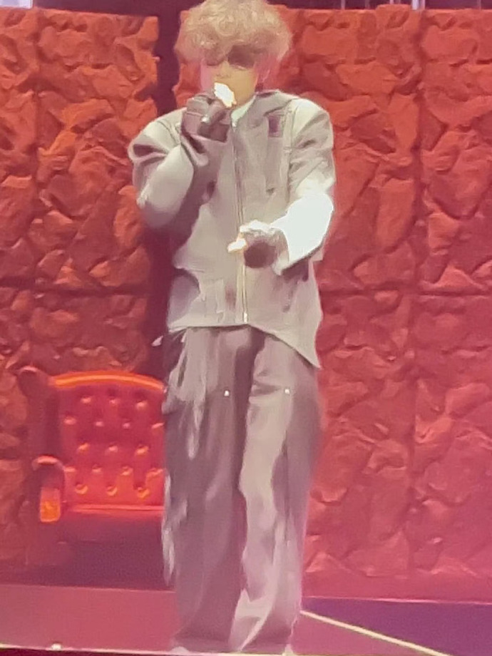 法老，下次不许穿这个裤子了嗷。