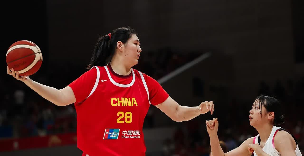 中国女篮和日本女篮中锋身高对比一览！
一、中国女篮中锋身高
1、张子宇：2.
