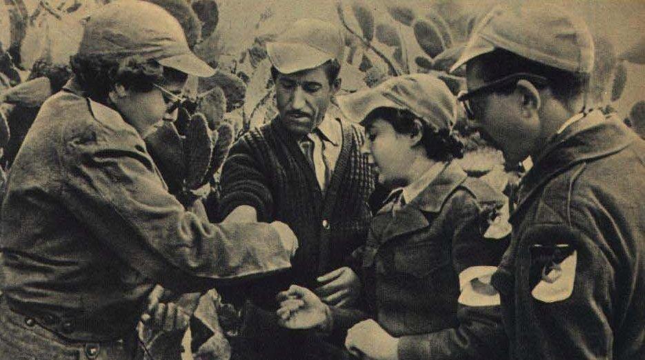 1959年4月第8期人民画报，阿尔及利亚民族解放军女医务人员