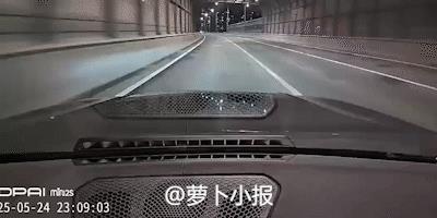 我只能送他俩字：找死。
5月24日，深夜11点多，视频车行驶在高架上，在穿越一段