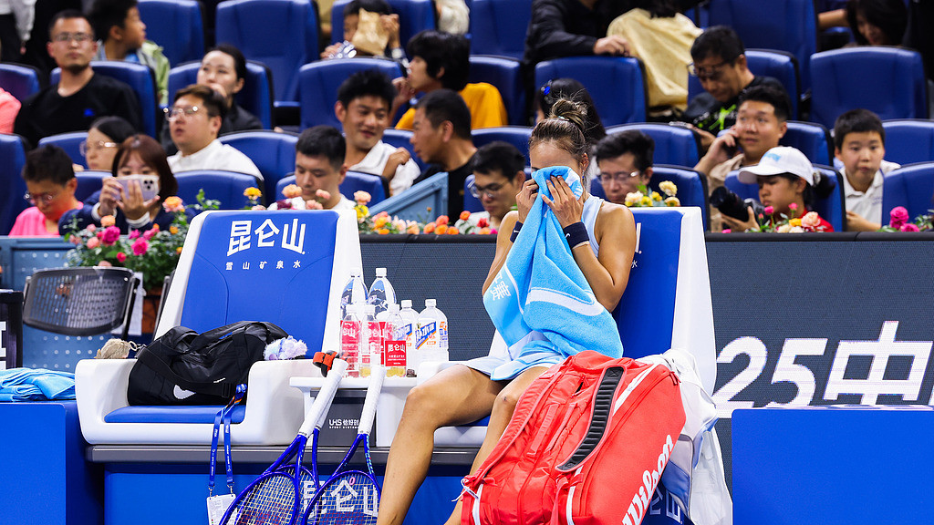 郑钦文退赛后接受采访！不后悔参赛决定！暗示剩余赛季报销！