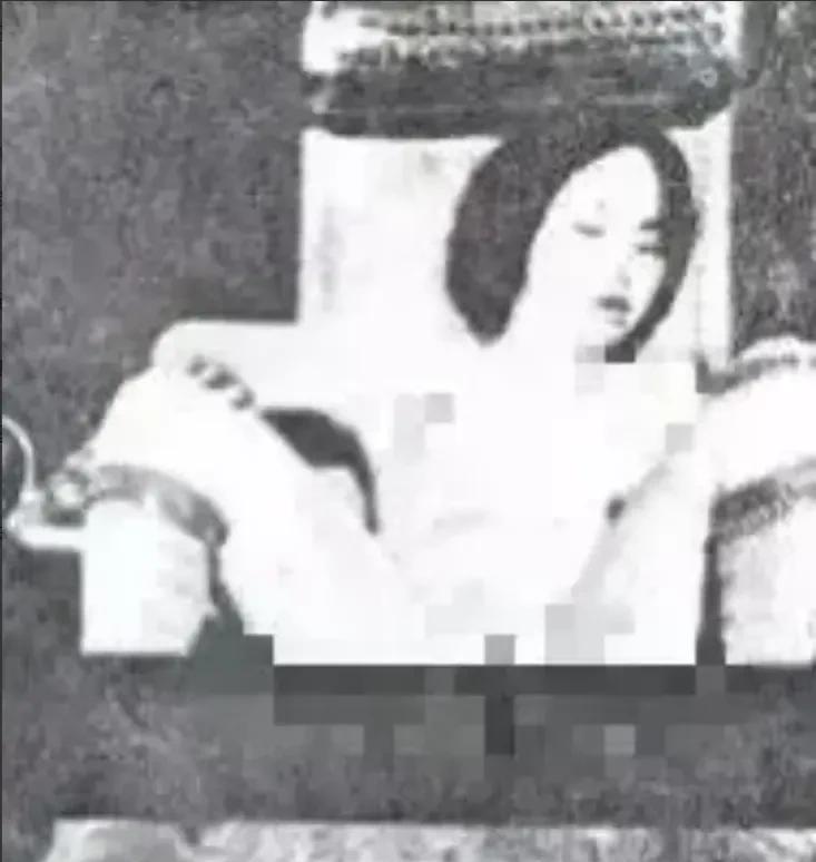 这名赤裸的女子惨遭40多个日寇强暴后，全身已经瘫软如泥，又被日军抬到了椅子上。
