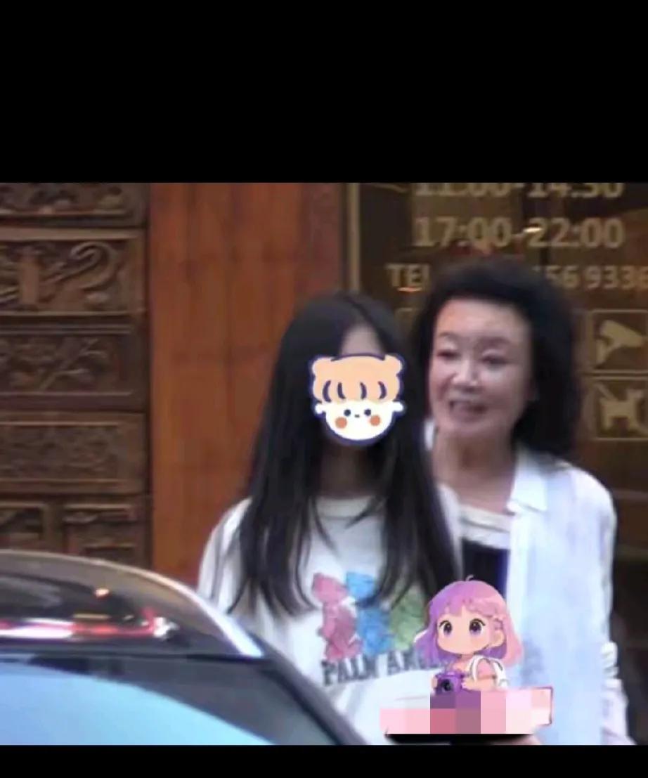 都说最近张兰和小玥儿聚餐的画面里，祖孙俩看着不亲，小玥儿被抱时手都僵着。可这话听