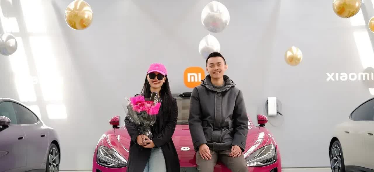 没想到小米su7已经交付了20万辆！而第20万辆su7的车主是一对年轻新婚小夫妻