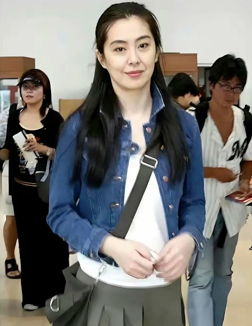 终于看到58岁王祖贤的全面貌了，平常王祖贤出现在大众中，都是带着一层口罩，只能看