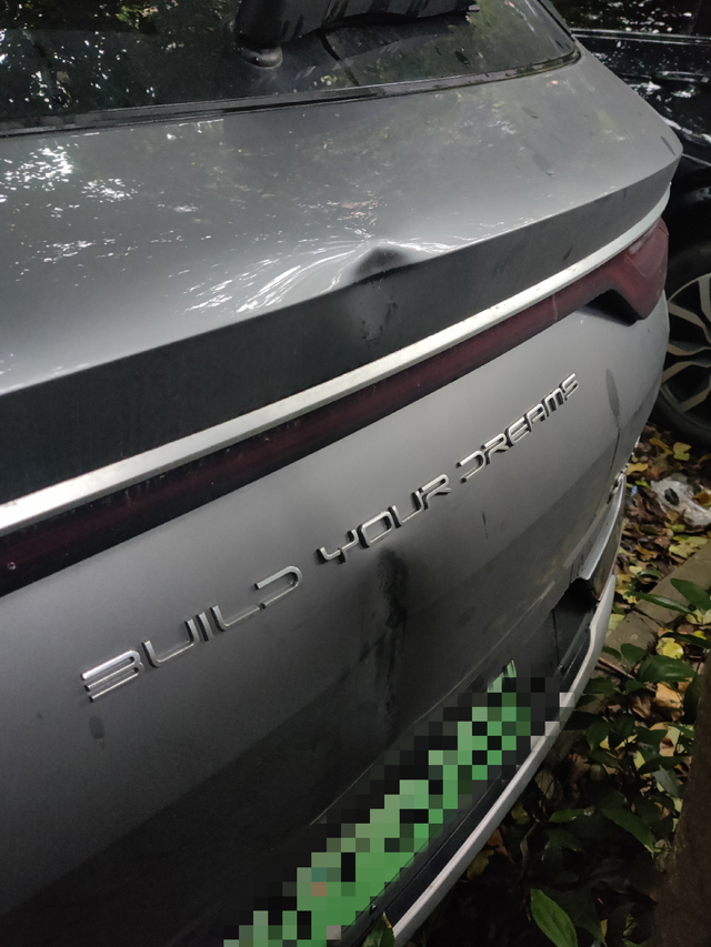 比较倒霉第一天撞树第二天被撞换门
头天回家比较晚，停车场没灯，倒车快了点，刚好撞