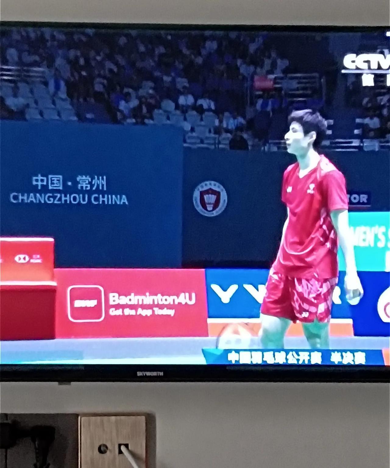 石宇奇2:0战胜周天成，晋级男单决赛。
第一局，周天成出手快，抢攻快，很快6:2