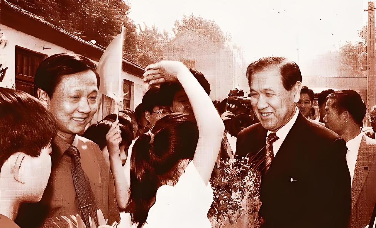2000年，才出狱不久的韩国前总统卢泰愚到中国认祖归宗受到我国人民的礼遇，然而他