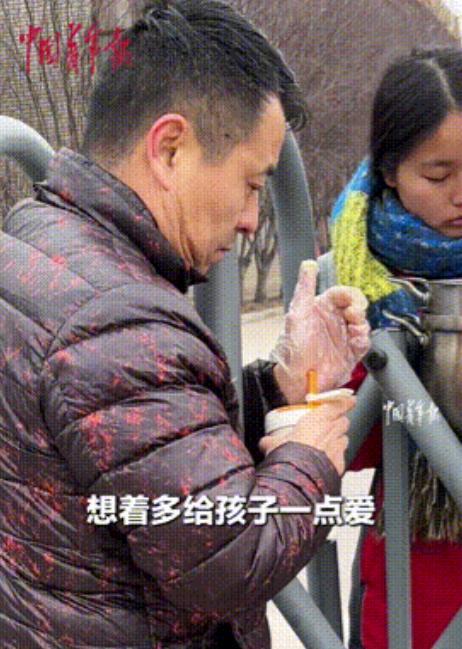 “可怜天下父母心！”
一单亲爸爸得知高二女儿在校生病，担忧的父亲特意炖了一锅肉，
