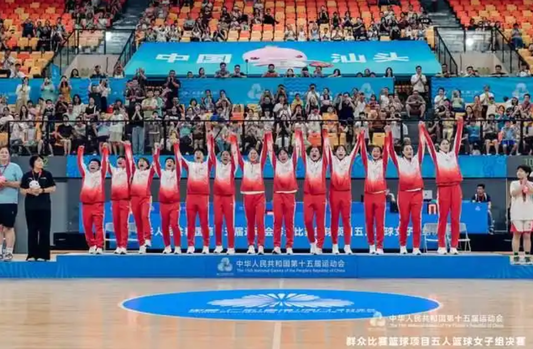 广东队拿下全运会篮球首金。
据广东媒体透露：广东队以86：74战胜山东男篮，率先