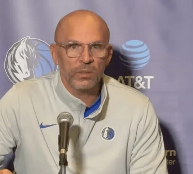 据报道，独行侠官方已经宣布解除哈里森的总经理职务。
随后据记者补充，基德在卢卡-