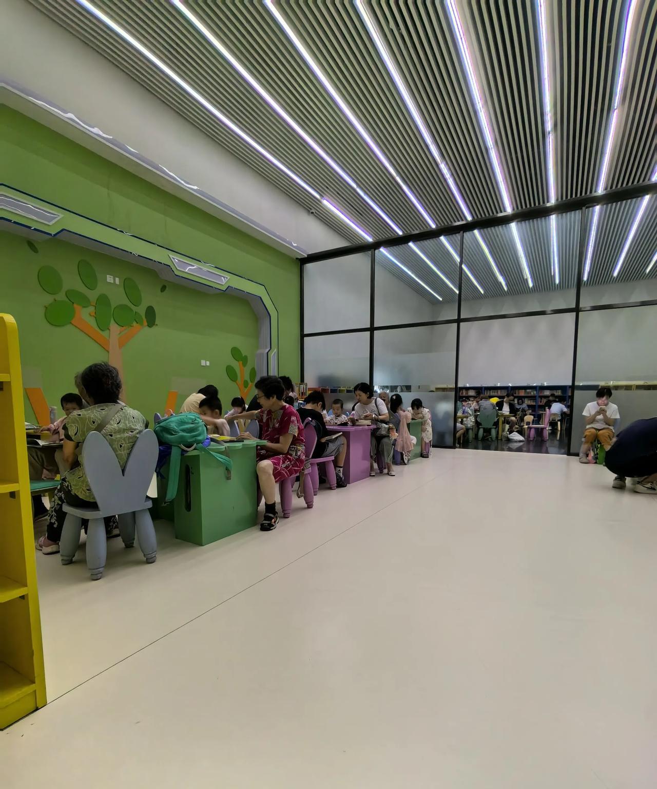 天津文化中心图书馆的少儿图书区学习的氛围太浓厚了，那学习氛围浓得简直能溢出屏幕！