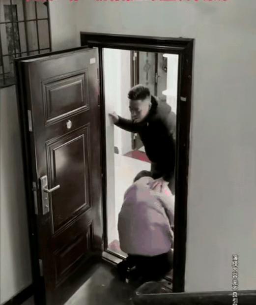 5月，妻子出轨，丈夫坚定要离婚，把妻子赶出家门了，妻子舍不得孩子，也舍不得这个家