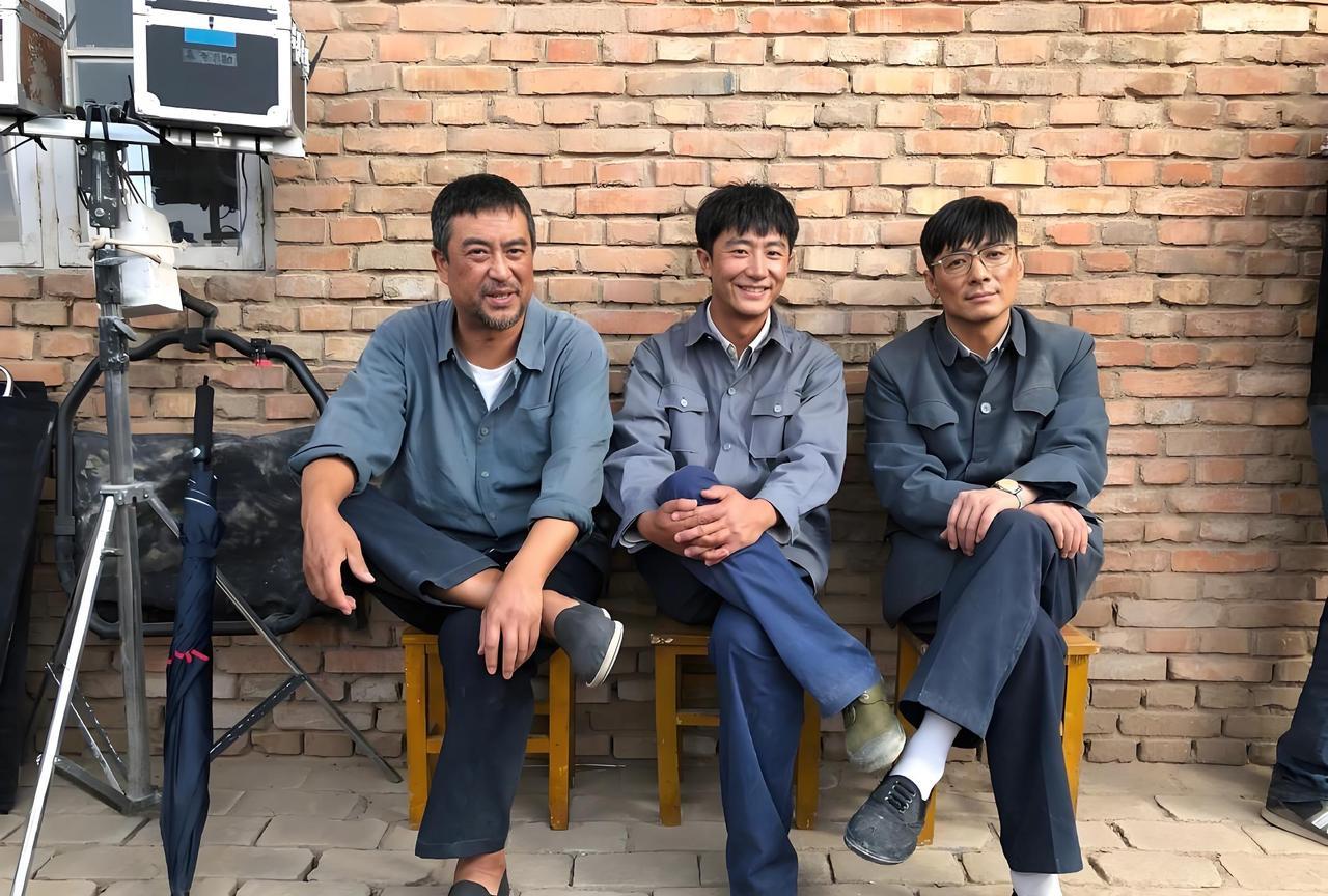 #明星#
中间笑容满面的帅哥，是青年演员黄轩，他也是近年来，在影视圈，开始崭露头