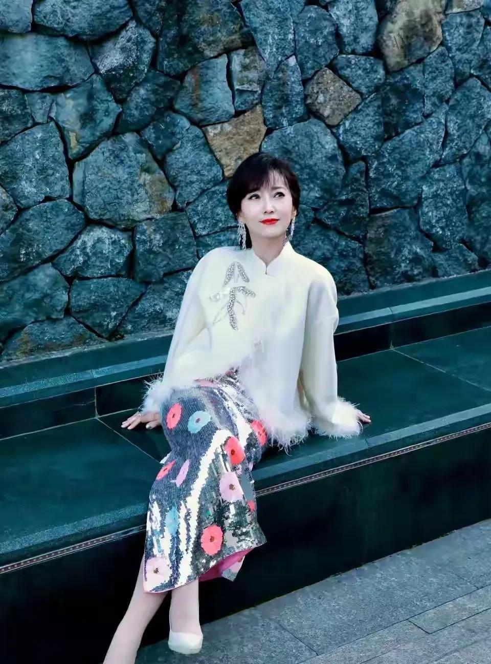 你敢相信这个女人已经72岁了吗，真是美的不敢相信啊！
别人72岁已经是老态龙钟的
