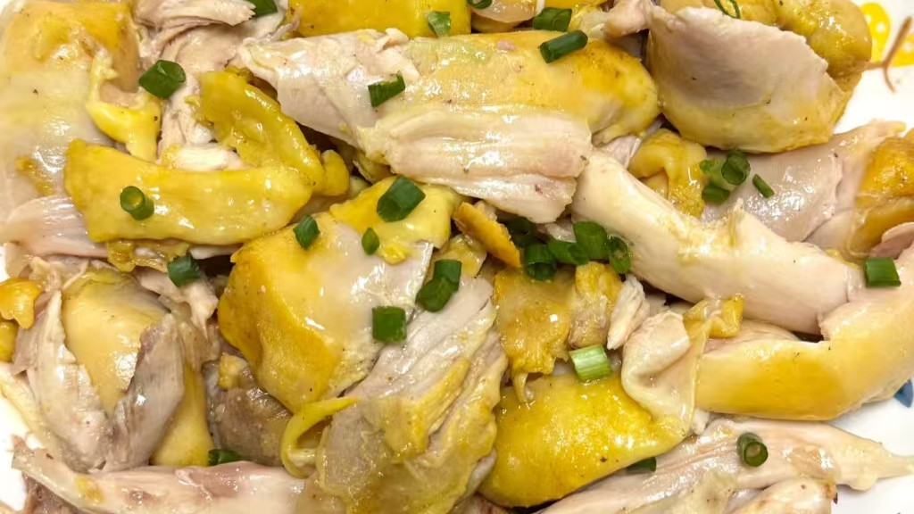 盐焗鸡：一口下去，皮脆肉嫩，咸香四溢的传统美味