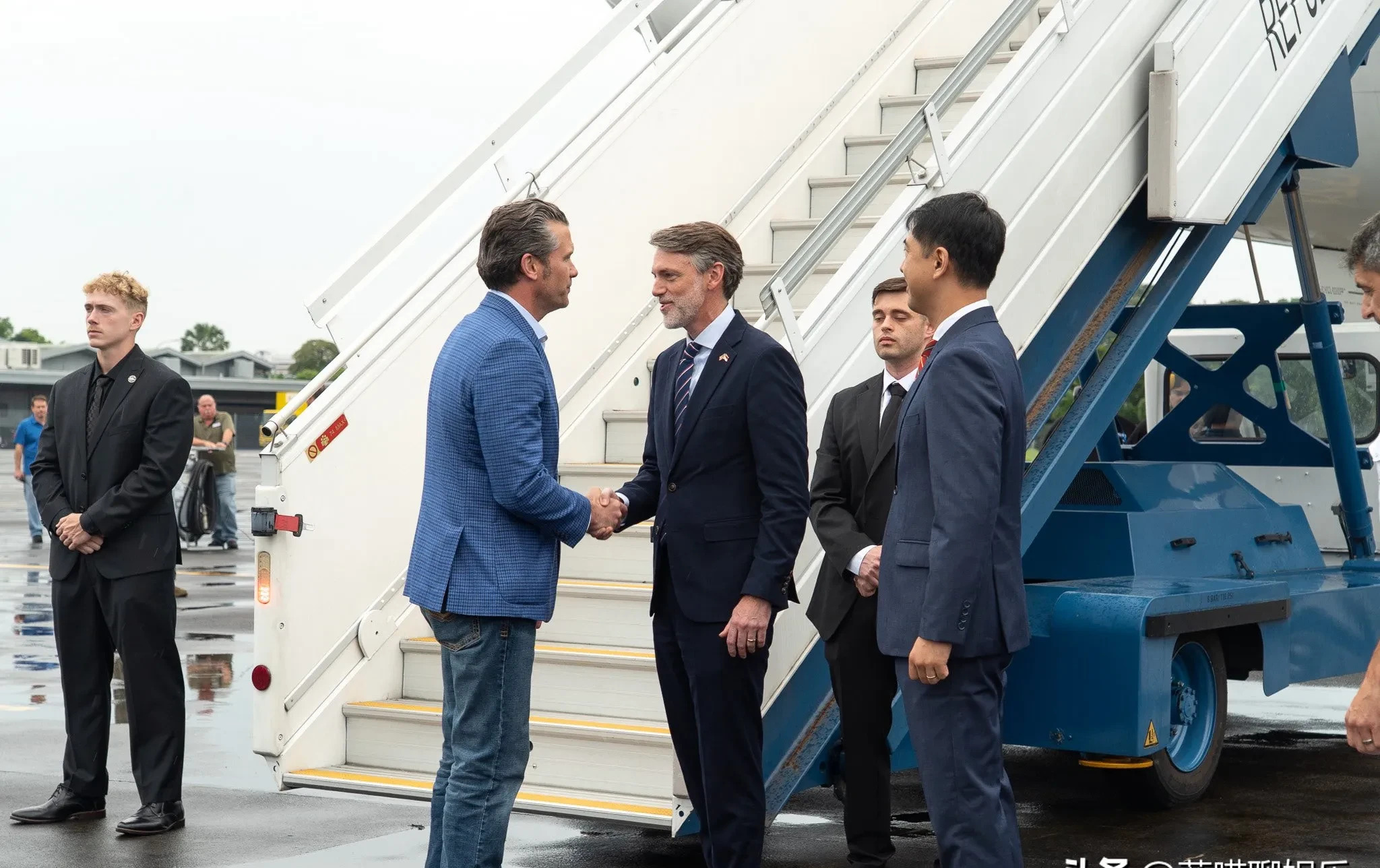 美国防长访问新加坡谈防务











美国防长突然去了新加坡，葫芦里卖