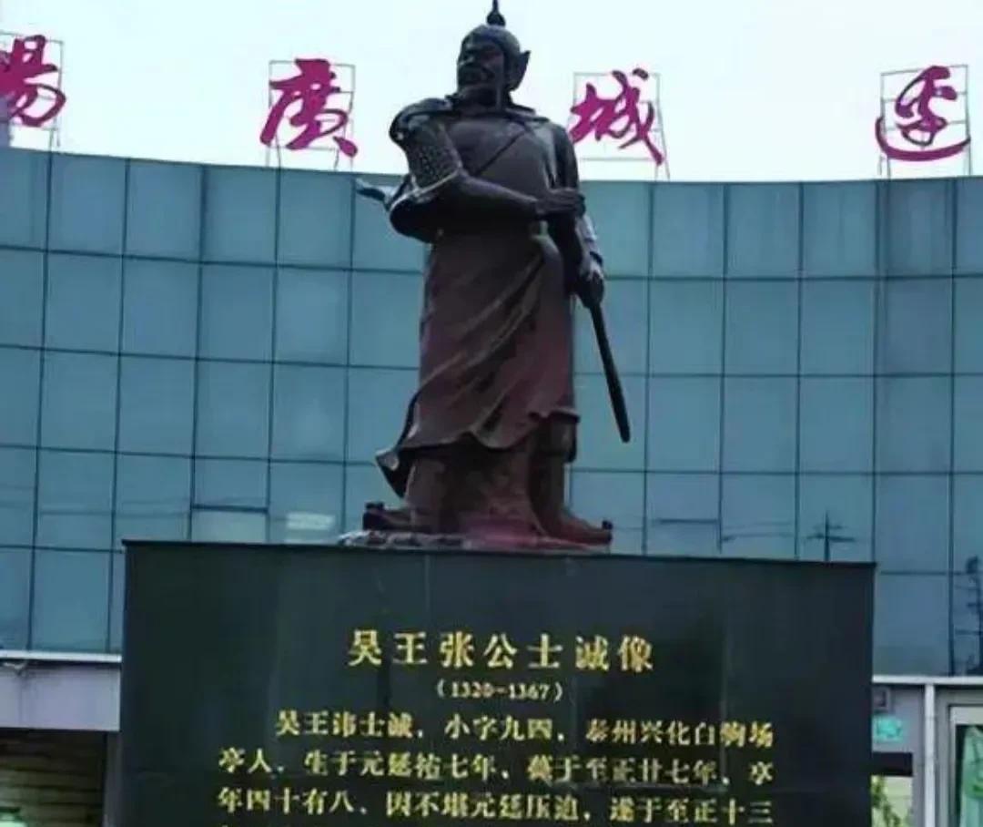 论功绩，朱元璋远不及张士诚，尽管很多人不承认。张士诚曾经是个操舟贩盐的人，但他也