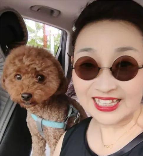还真被老杨说中了，大红唇看样子就是杜大娘的得力干将！
大红唇，前段时间发游山玩水
