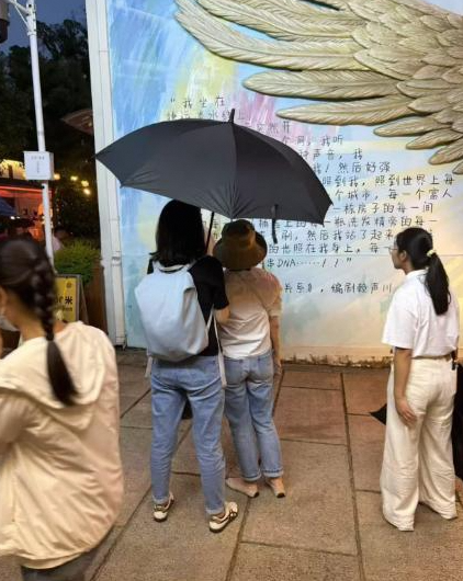 70岁林青霞现身江西，低调游玩似40岁，状态超绝