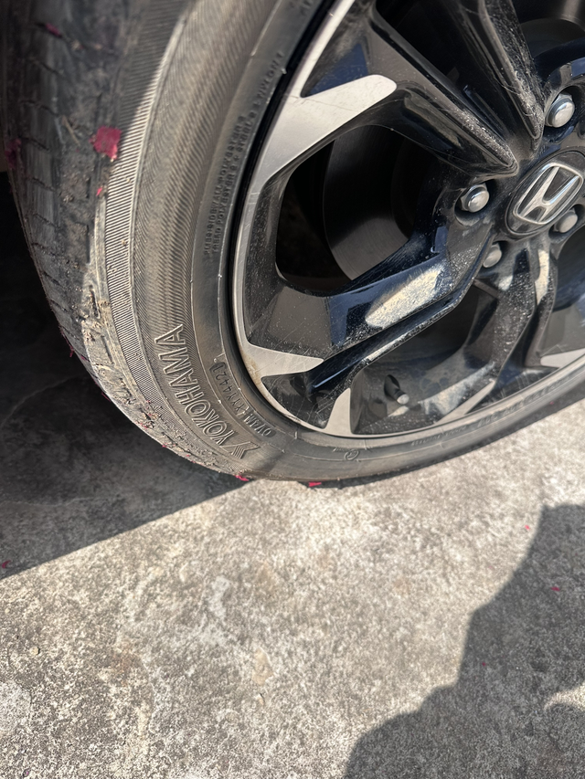 这个要换吗
村里路太烂了，鼓起来了