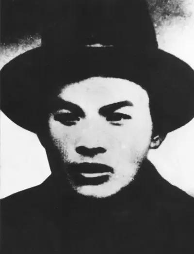 1940年，地下党崔景岳被捕后，密信落入敌人手中，但密信是一张白纸，什么都没有。