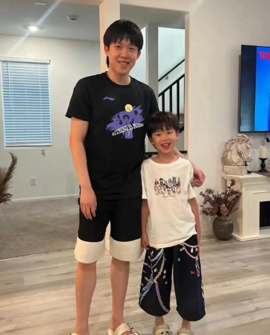 王楚钦和梁靖崑的儿子同框啦——那笑容，简直一样的灿烂。#梁靖崑身高# 
梁靖崑7