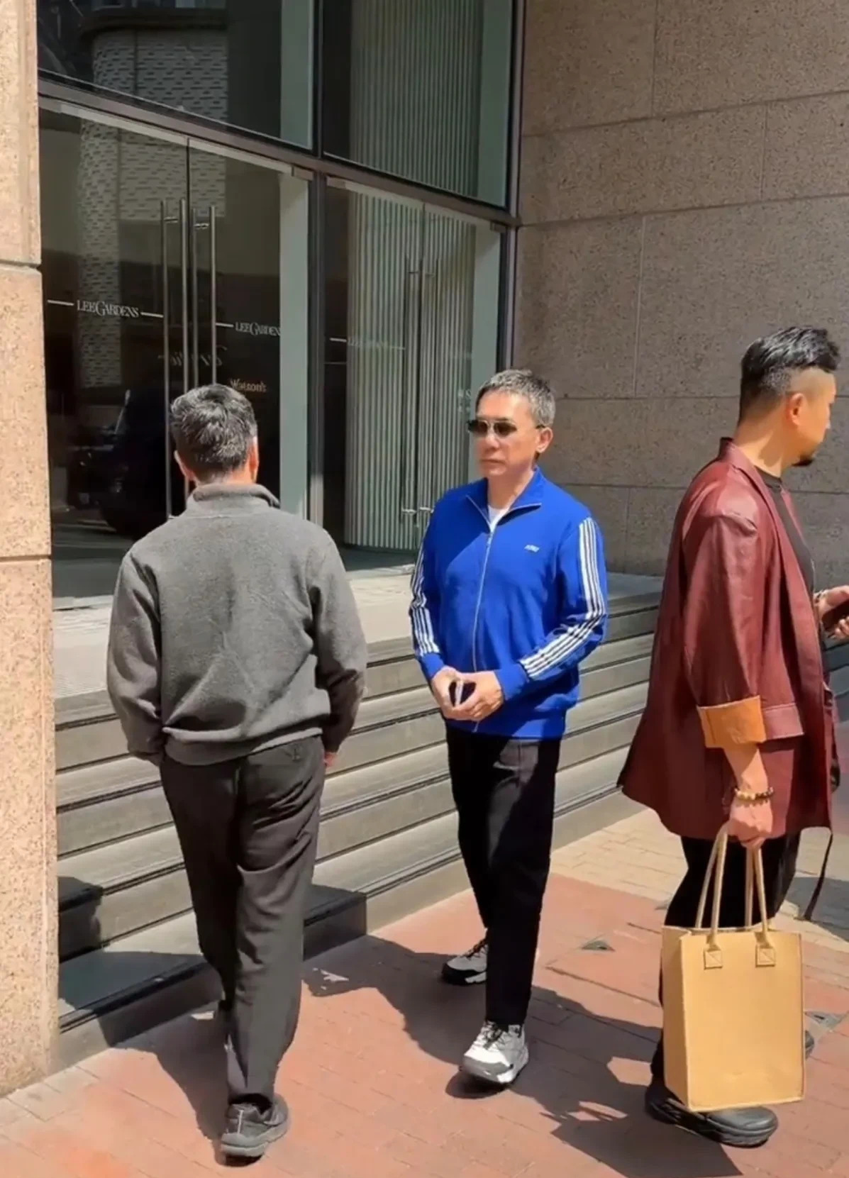 偶遇明星买珠宝











什么？香港街头惊现神秘巨星！他低调现身铜锣