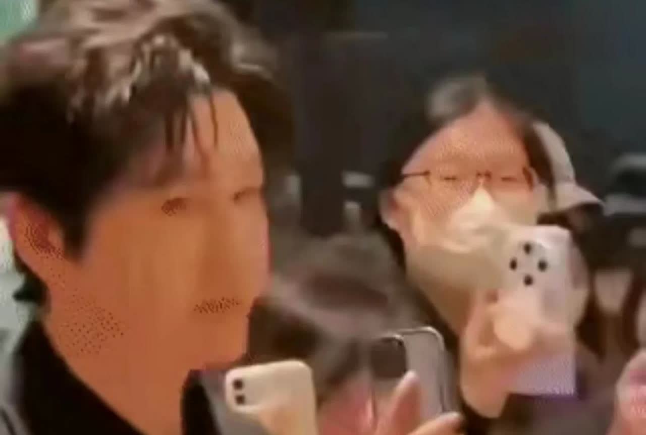 黄晓明和杨颖又碰面了。现场粉丝围了不少，黄晓明瞅都没瞅杨颖一眼，脸上一点笑模样都