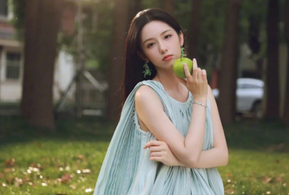 女星的青苹果系穿搭，这酸酸甜甜的感觉！