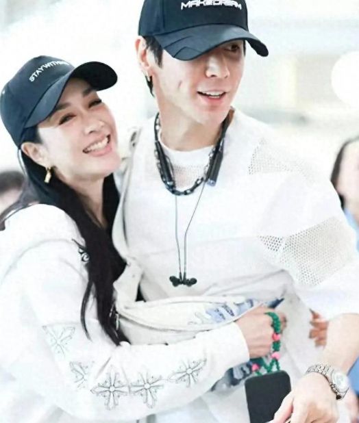 54岁钟丽缇机场撒娇索吻 性感着装与公公同框引争议