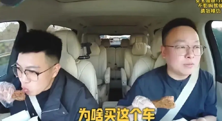 华为赛力斯问界M9的车主又开始显摆了，一边让鸿蒙智驾开着车，一边在吃东西聊天。车