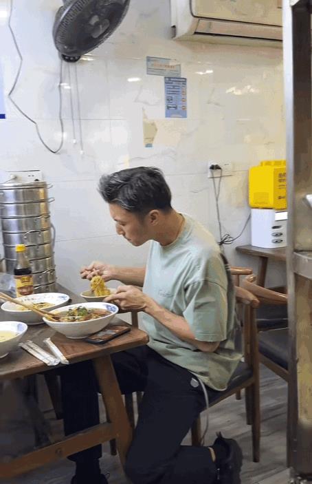 这两天刷到了假霆锋的视频，今天刷到网友视角下谢霆锋在小店吃面的视频，一时间竟分不