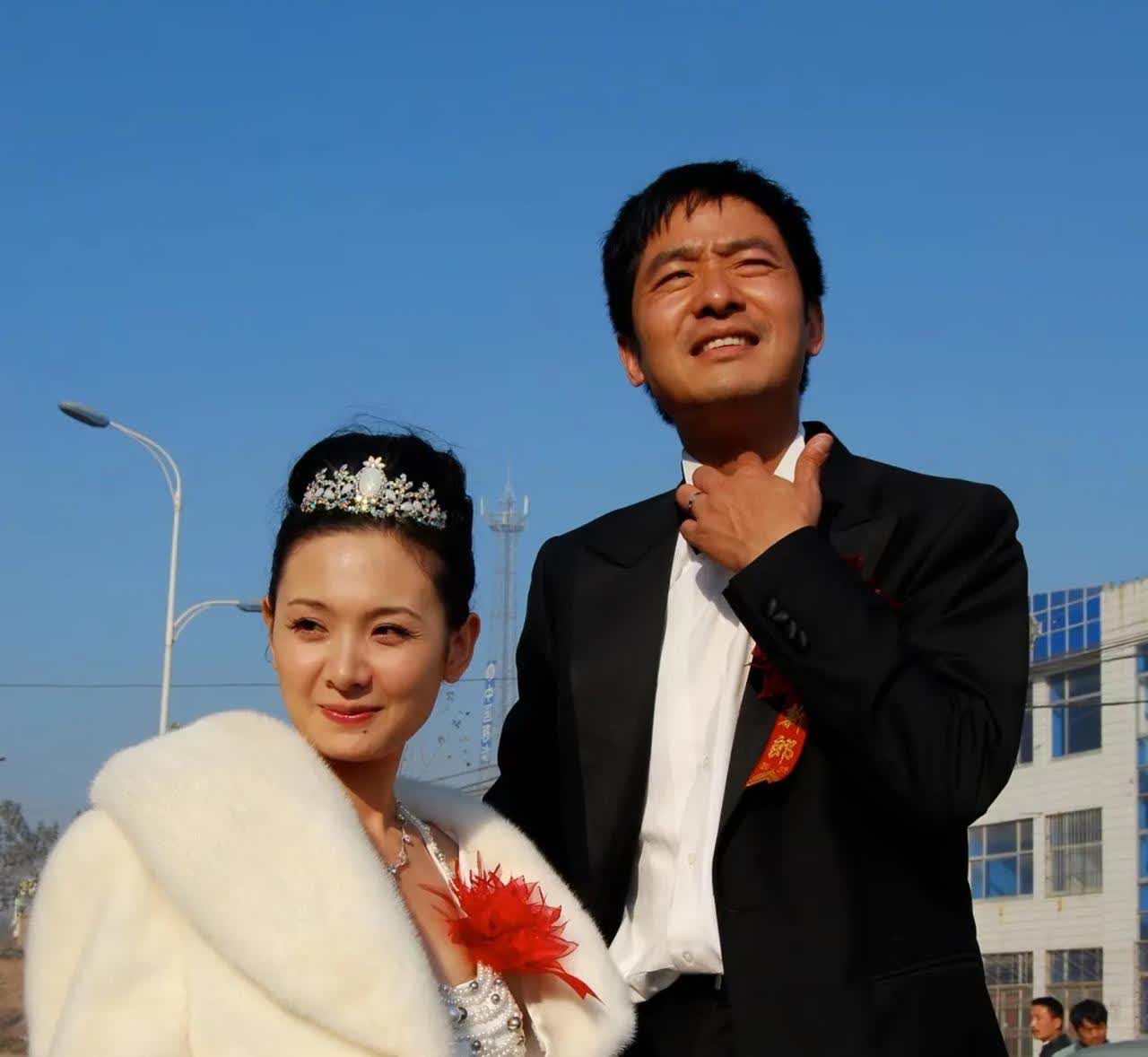 十八年前，程莉莎穿上婚纱回郭晓东的农村老家举办婚礼，当时郭晓东还是个穷小子，据他