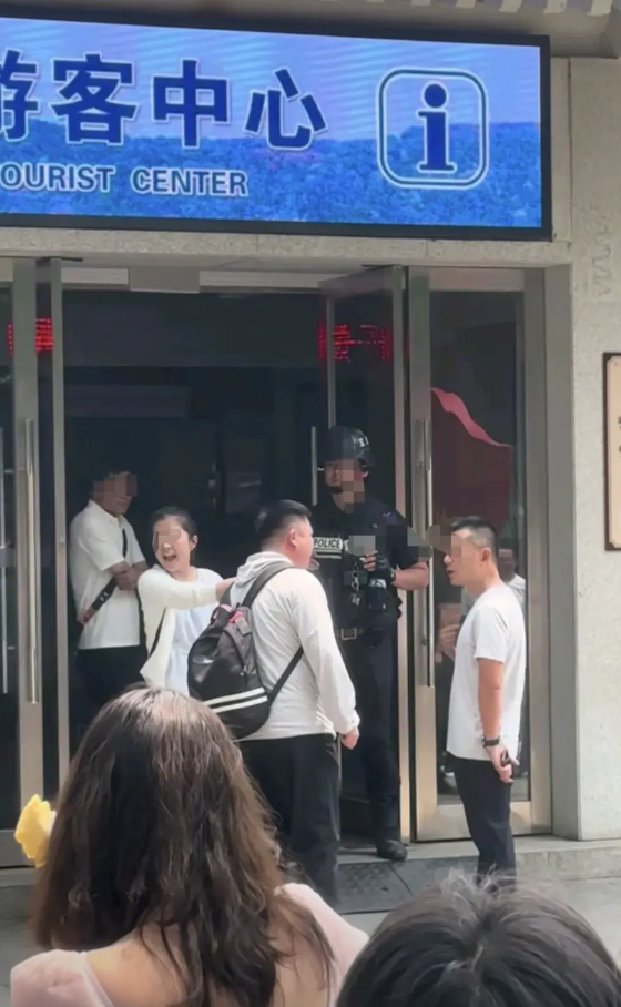 女子游客中心大闹数小时要求景区保安道歉。

5月27日，江苏南京。网友发布视频，