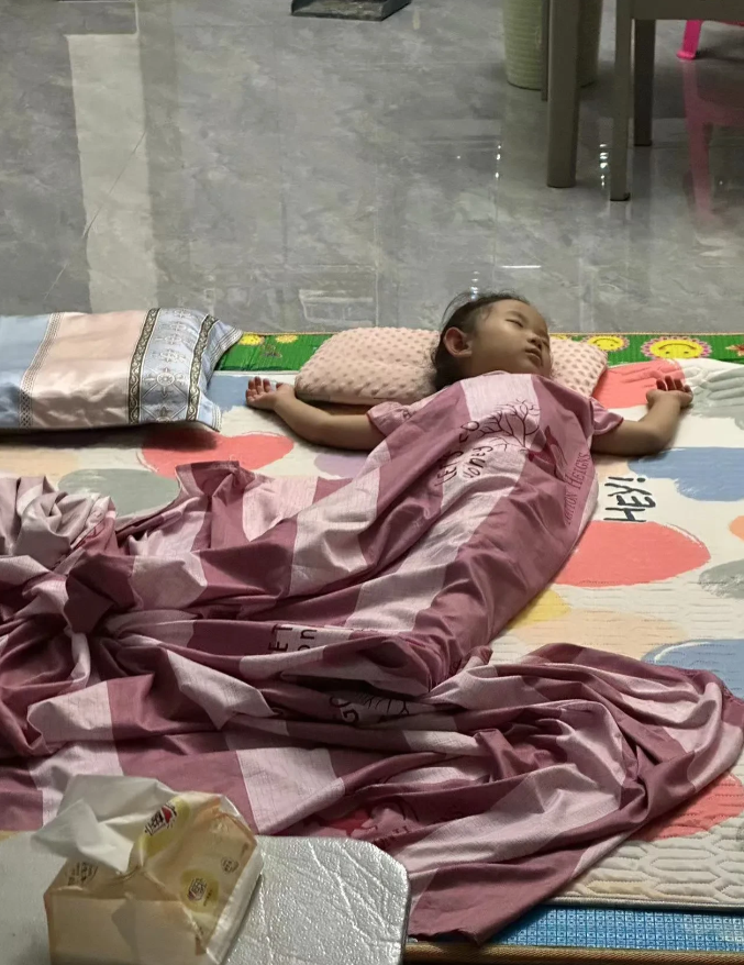 为了省这几块空调费，我动员全家人都一起睡客厅了 或许有人会想，一晚上能省几块呀，